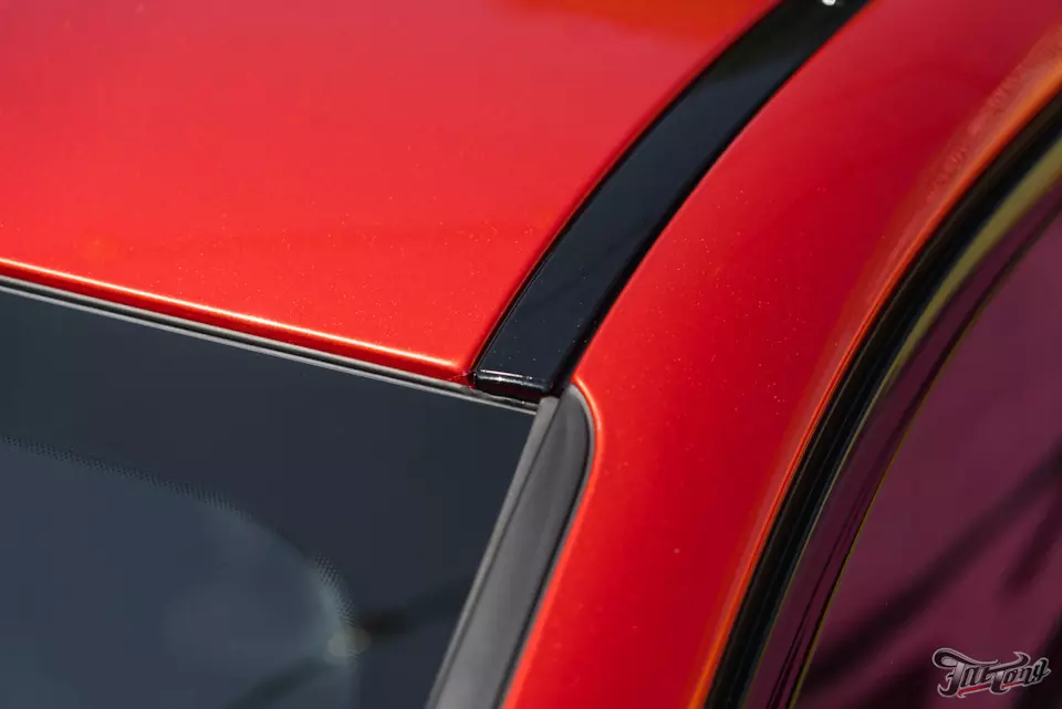 BMW M340i. Оклейка кузова в красный глянцевый винил + сверху оклейка в глянцевый полиуретан LLumar + обработка керамикой.